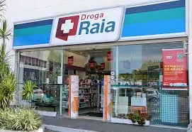 Fachada de farmácia Droga Raia com foco em atendimento de saúde