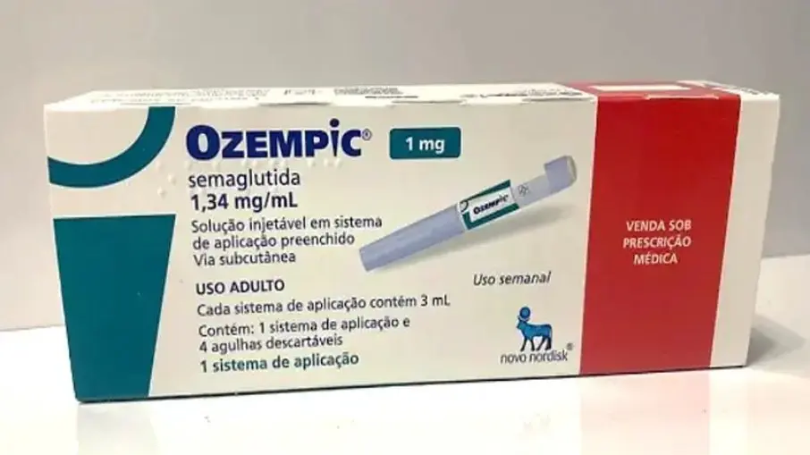 Carrinho de compras com medicamentos simbolizando economia