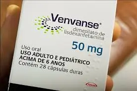 Pessoa focada no trabalho com um estilo de vida saudável, representando o equilíbrio entre mente e corpo