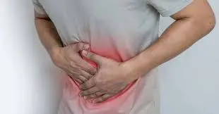 Pessoa sentindo alívio abdominal após seguir orientações de dieta e hidratação