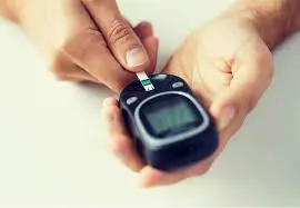 Pessoa monitorando a saúde e mantendo-se hidratada para evitar tonturas