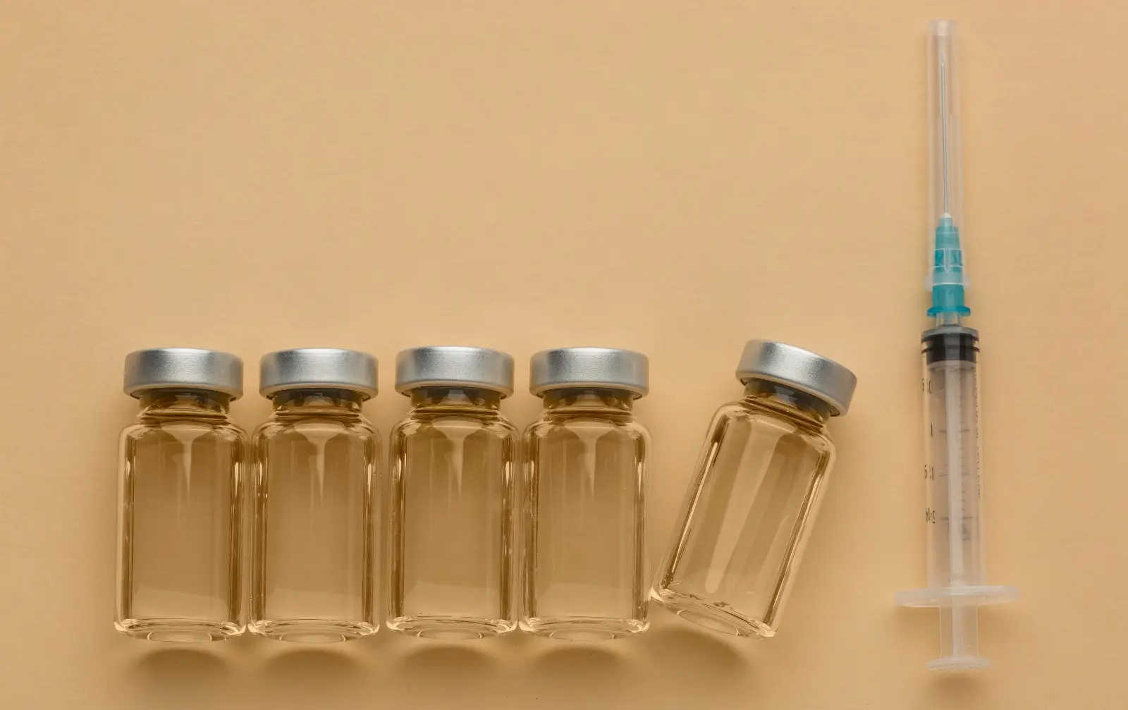 Frascos de laboratório e sinal de alerta, representando o perigo de fórmulas não originais
