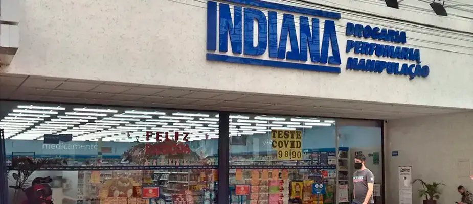Fachada da Farmácia Indiana com foco em produtos de saúde