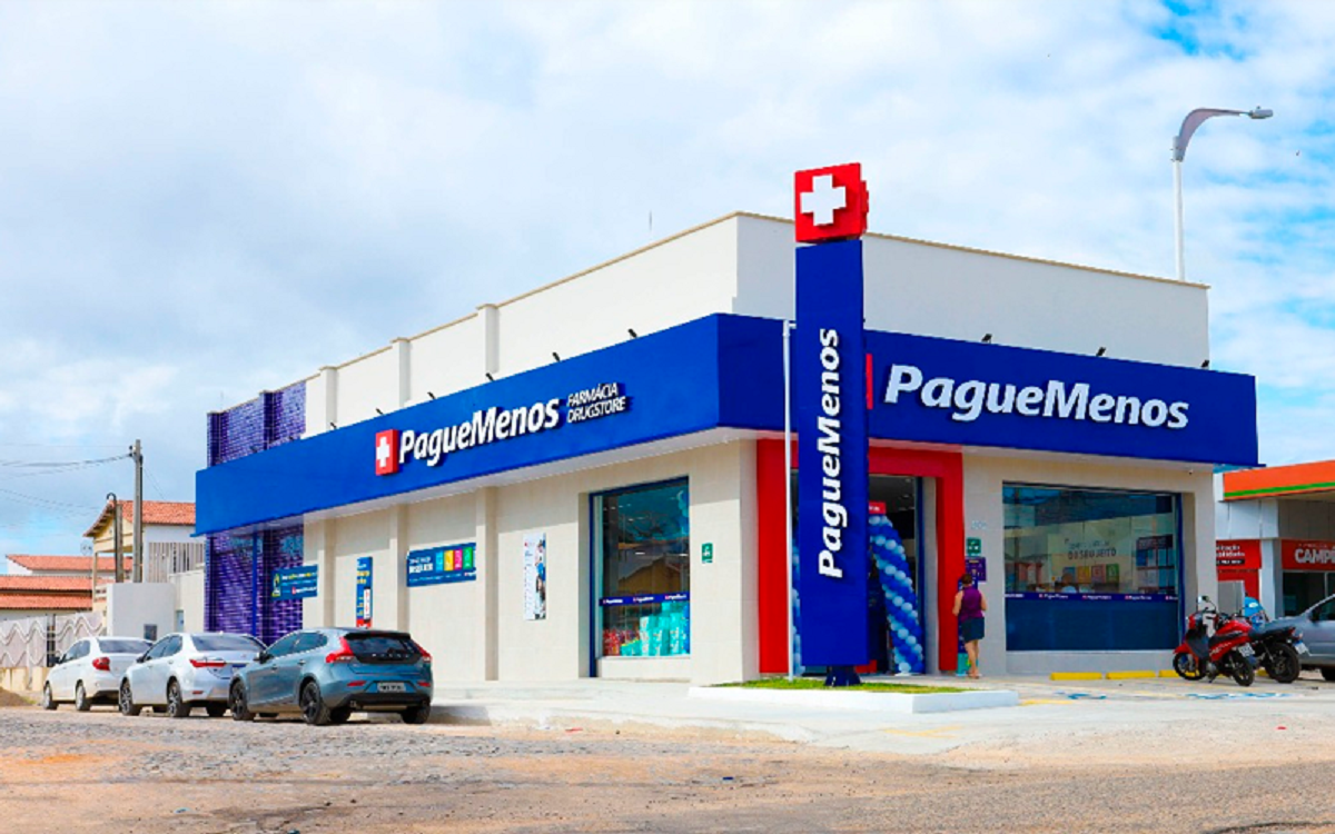 Fachada da farmácia Pague Menos e caixa de Ozempic