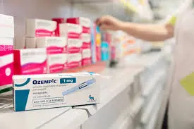 Prateleiras de farmácia e caixa de Ozempic