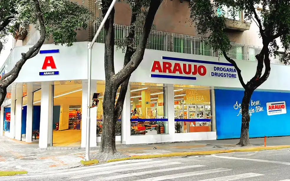 Fachada Drogaria Araujo e caneta Ozempic