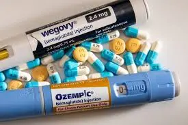 Comprimidos e caneta Ozempic evidenciando as formas de uso