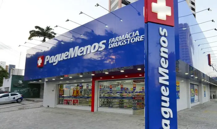 Fachada e atendimento da rede Pague Menos