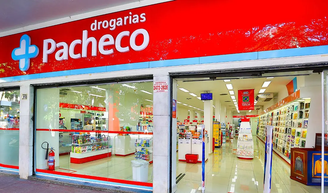 Fachada de farmácia Pacheco com destaque para medicamentos de alto custo