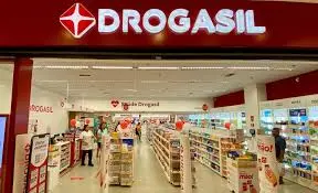 Pessoa segurando uma caneta de Ozempic 1mg em frente a uma farmácia Drogasil