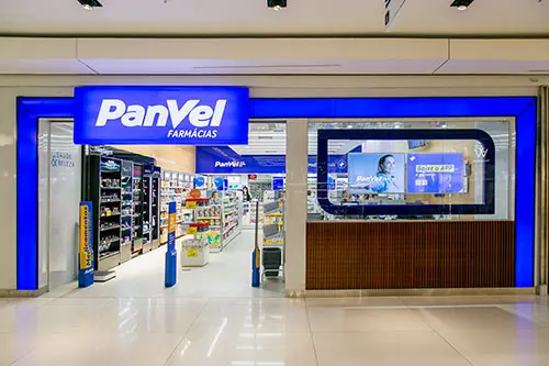 Fachada da farmácia Panvel com destaque para produtos de emagrecimento
