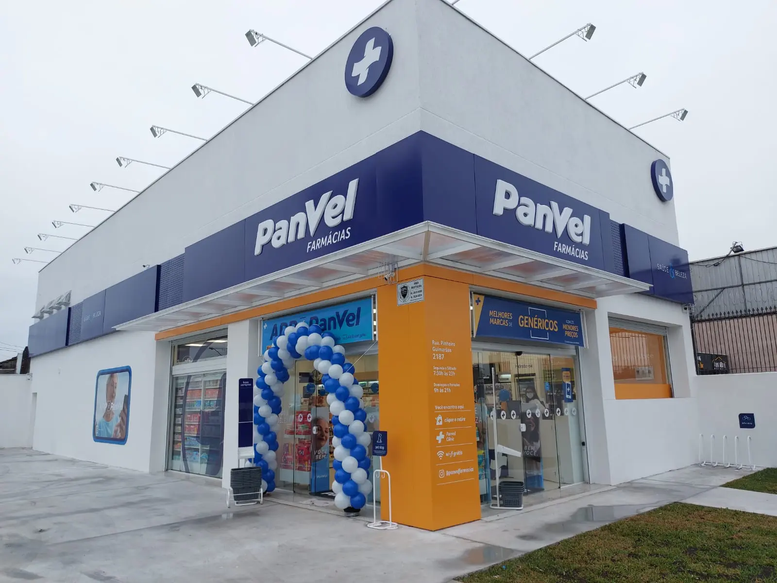 Cliente verificando disponibilidade de Ozempic na farmácia Panvel