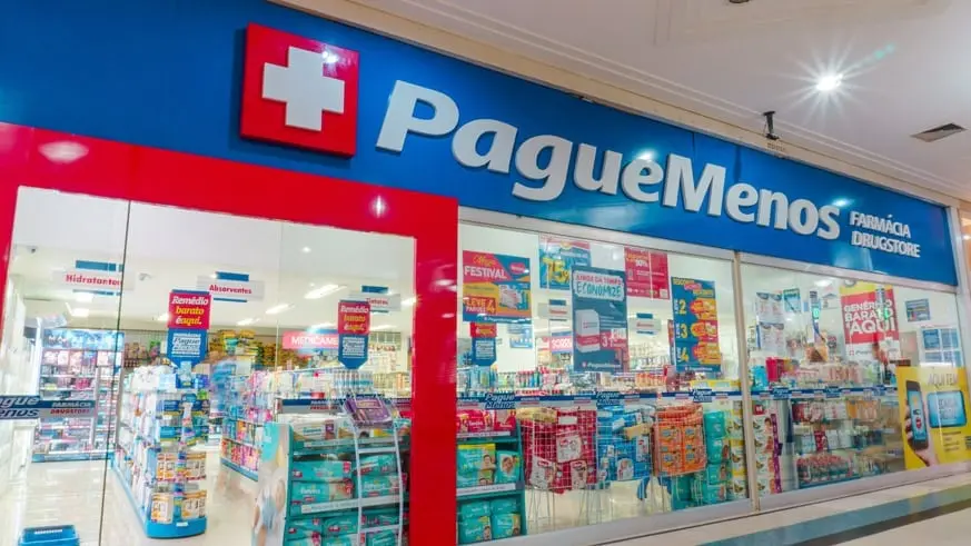 Fachada de farmácia Pague Menos com foco em ofertas de saúde