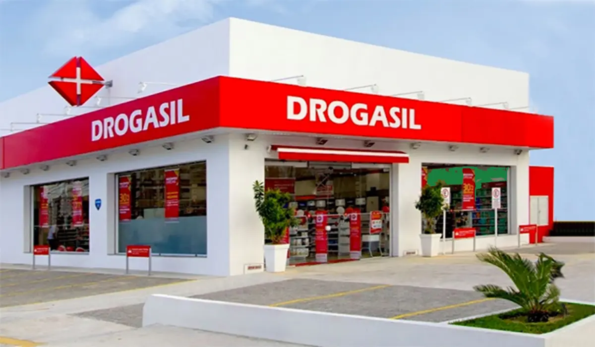 Prateleira de farmácia Drogasil e foco em medicamentos de emagrecimento