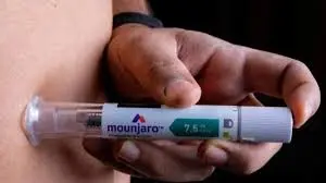 Caneta de Ozempic injetável sobre fundo médico