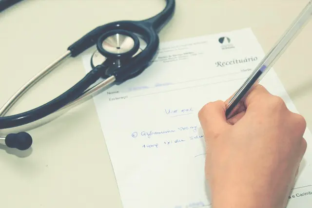 Comparativo visual entre receitas médicas branca, azul e amarela